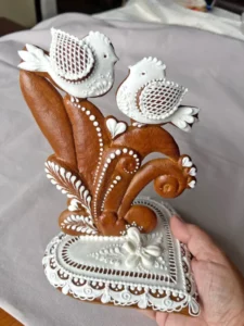 3D-pernikova-sestava-zdobeni-perniku-bile-vysivani-krajkove-zdobeni 3D pernikova sestava s ptácky