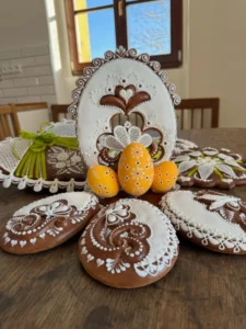 3d-sestava-pernikova-skola-1 Velikonoční perníky, 3D sestava, zdobené bílým vyšíváním, krajkou a základními prvky zdobení.