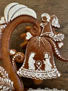 pernikove-zdobeni-vanocni-motiv-pernikova-skola Detail motivu vánočního zdobení Panna Marie s Josefem a jezulátkem